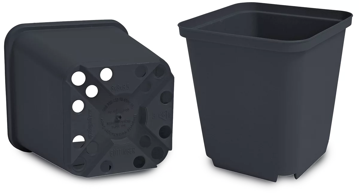 Schwarze Pflanztöpfe aus Kunststoff für Gartenpflanzen.
